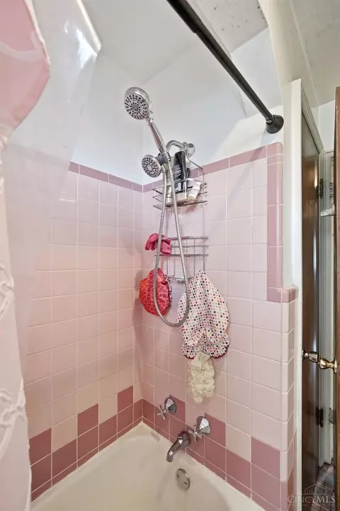 Bath - 6211 Paddock Rd, Cincinnati, OH 45216 photo 6 of 6