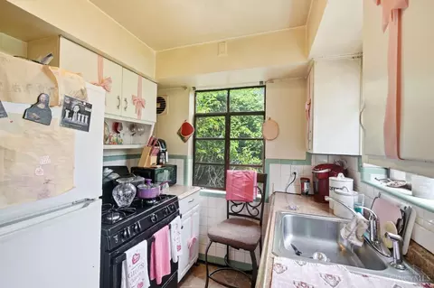 Kitchen - 6211 Paddock Rd, Cincinnati, OH 45216 photo 6 of 8