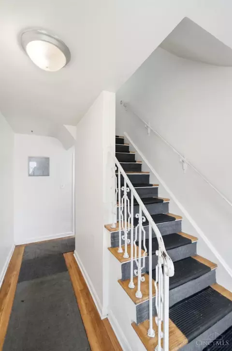 Entry Way - 6211 Paddock Rd, Cincinnati, OH 45216 photo 7 of 10