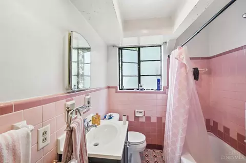 Bath - 6211 Paddock Rd, Cincinnati, OH 45216 photo 4 of 6