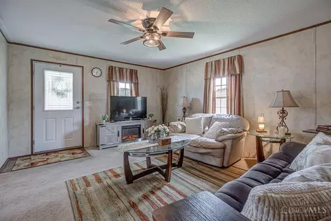 Living - 2629 Ruby Ln, Middletown, OH 45044 photo 2 of 3