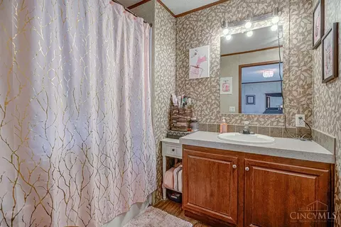Bath - 2629 Ruby Ln, Middletown, OH 45044 photo 2 of 3