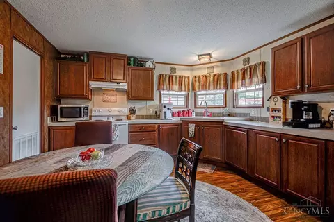 Kitchen - 2629 Ruby Ln, Middletown, OH 45044 photo 2 of 5