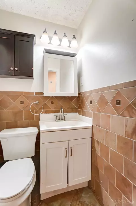 Bath - 5809 Elder St, Fairfax, OH 45227 photo 2 of 5