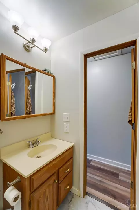 Bath - 5809 Elder St, Fairfax, OH 45227 photo 5 of 5