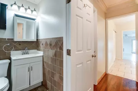 Entry Way - 5809 Elder St, Fairfax, OH 45227 photo 2 of 5
