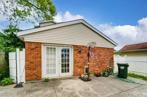Exterior - 5809 Elder St, Fairfax, OH 45227 photo 4 of 7