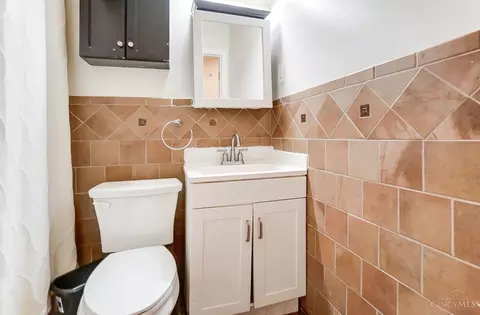 Bath - 5809 Elder St, Fairfax, OH 45227 photo 1 of 5