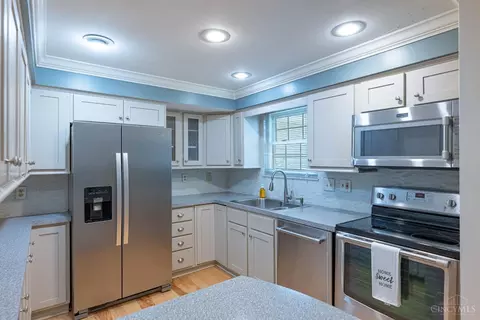 Kitchen - 567 Lang Rd, Cincinnati, OH 45244 photo 2 of 5