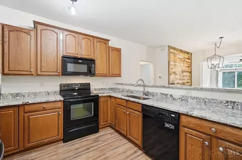 Kitchen - 7462 Bridge Point Dr, Cincinnati, OH 45248 photo 2 of 5