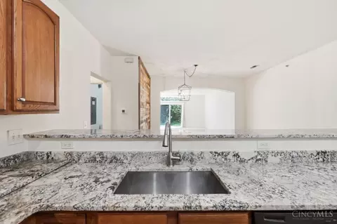Kitchen - 7462 Bridge Point Dr, Cincinnati, OH 45248 photo 4 of 5