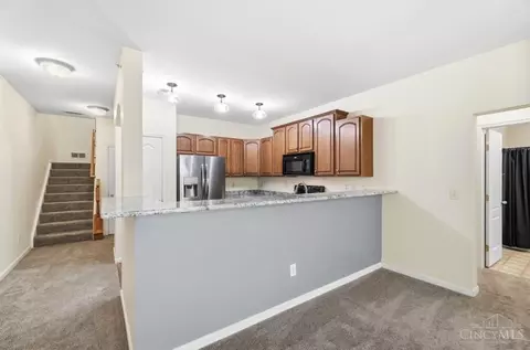 Entry Way - 7462 Bridge Point Dr, Cincinnati, OH 45248 photo 4 of 7