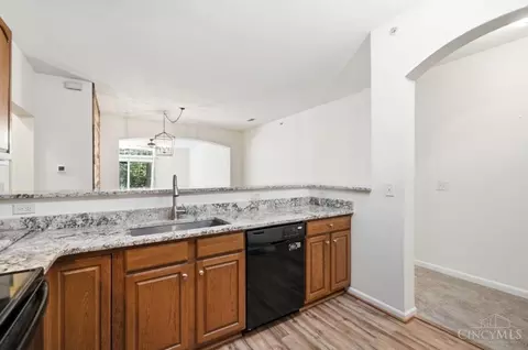 Kitchen - 7462 Bridge Point Dr, Cincinnati, OH 45248 photo 3 of 5