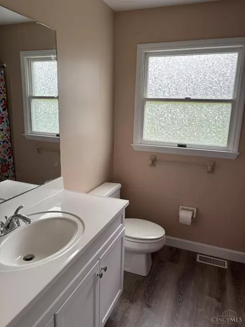 Bath - 3020 Cooperhill Dr, Evendale, OH 45241 photo 4 of 6