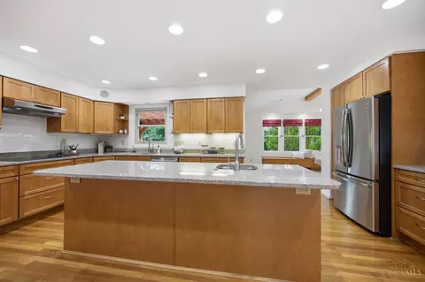 Kitchen - 9499 Benchmark Ln, Blue Ash, OH 45242 photo 7 of 8
