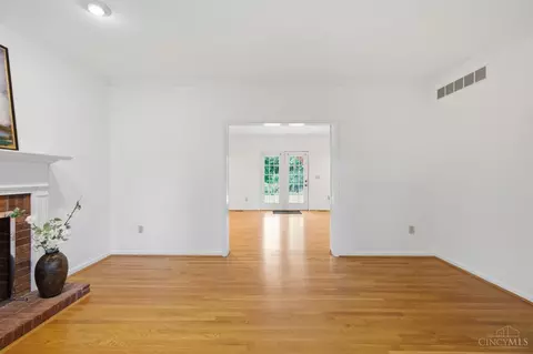 Living - 9499 Benchmark Ln, Blue Ash, OH 45242 photo 2 of 9