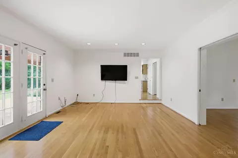 Living - 9499 Benchmark Ln, Blue Ash, OH 45242 photo 7 of 9