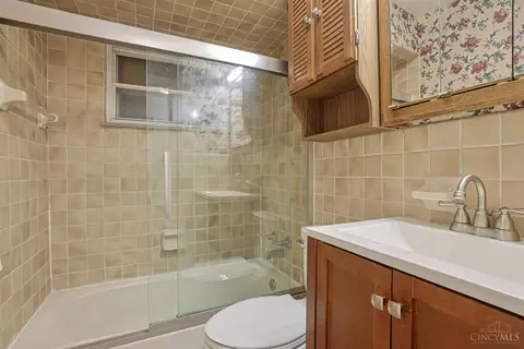 Bath - 7026 Mesa Ln, Harrison, OH 45030 photo 2 of 2