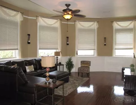 Living - 255 Warner St, Cincinnati, OH 45219 photo 4 of 10