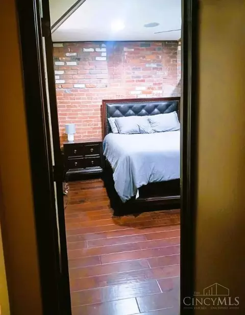 Bedroom - 255 Warner St, Cincinnati, OH 45219 photo 5 of 10