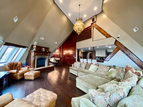 Living - 255 Warner St, Cincinnati, OH 45219 photo 6 of 10