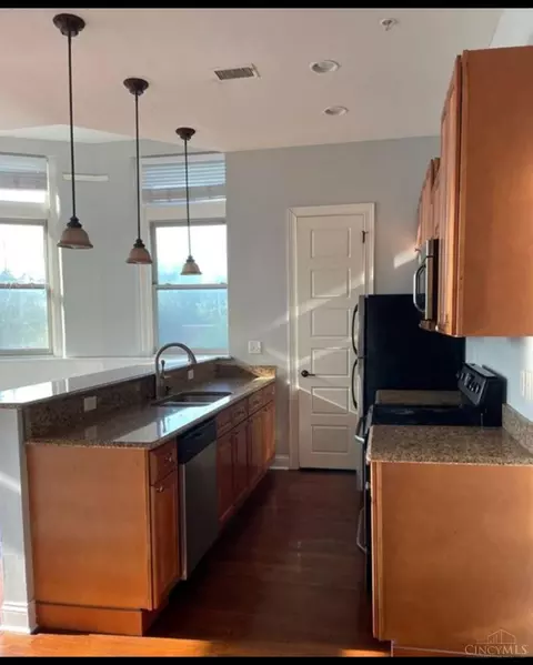 Kitchen - 255 Warner St, Cincinnati, OH 45219 photo 3 of 7