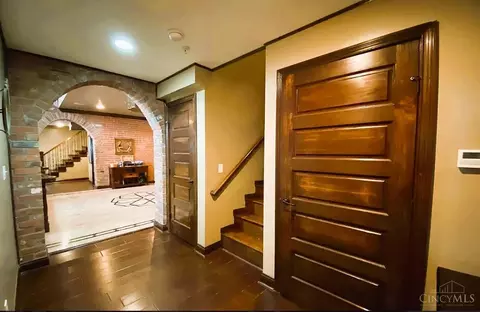 Entry Way - 255 Warner St, Cincinnati, OH 45219 photo 9 of 10