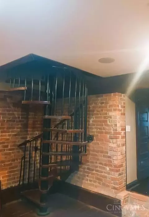 Entry Way - 255 Warner St, Cincinnati, OH 45219 photo 4 of 10