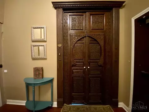 Entry Way - 255 Warner St, Cincinnati, OH 45219 photo 3 of 10