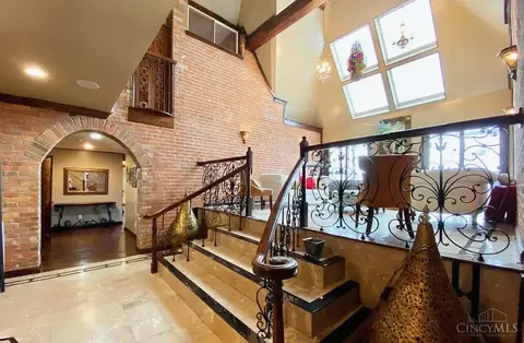 Entry Way - 255 Warner St, Cincinnati, OH 45219 photo 2 of 10