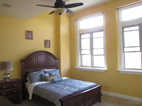 Bedroom - 255 Warner St, Cincinnati, OH 45219 photo 1 of 10