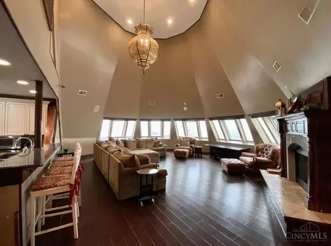 Living - 255 Warner St, Cincinnati, OH 45219 photo 7 of 10