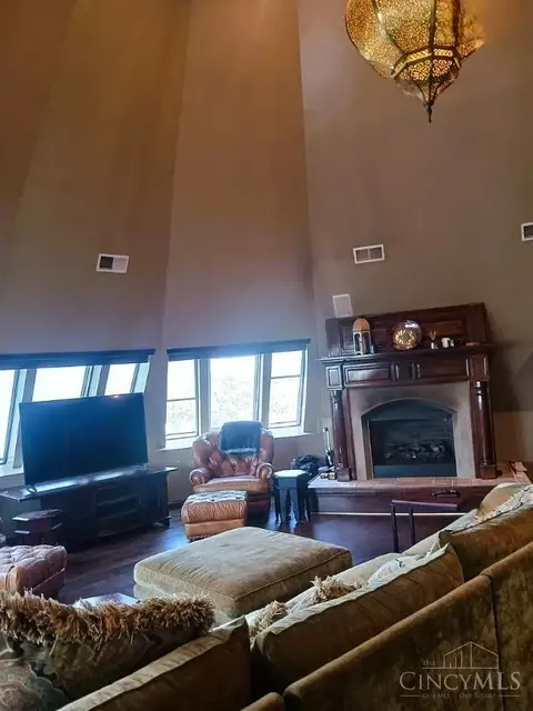 Living - 255 Warner St, Cincinnati, OH 45219 photo 8 of 10