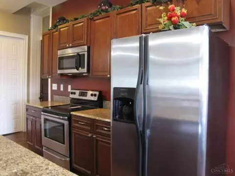Kitchen - 255 Warner St, Cincinnati, OH 45219 photo 4 of 7