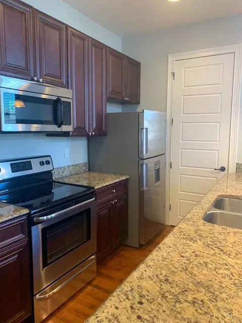 Kitchen - 255 Warner St, Cincinnati, OH 45219 photo 2 of 7