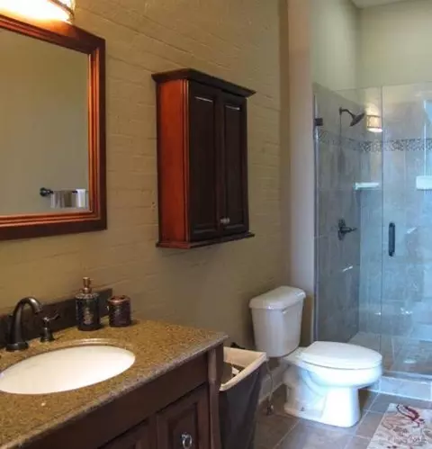 Bath - 255 Warner St, Cincinnati, OH 45219 photo 5 of 9