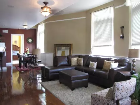Living - 255 Warner St, Cincinnati, OH 45219 photo 3 of 10
