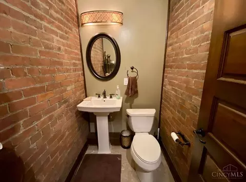 Bath - 255 Warner St, Cincinnati, OH 45219 photo 6 of 9