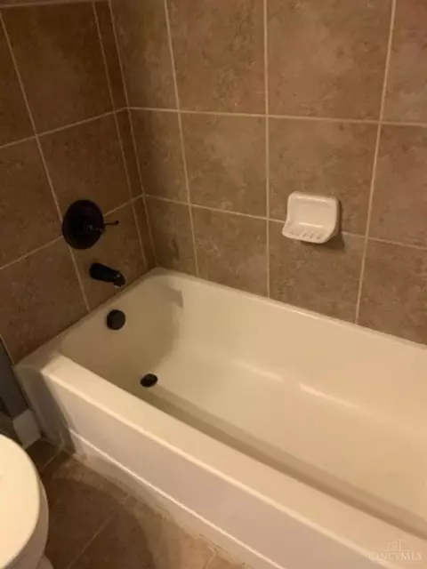 Bath - 255 Warner St, Cincinnati, OH 45219 photo 2 of 9