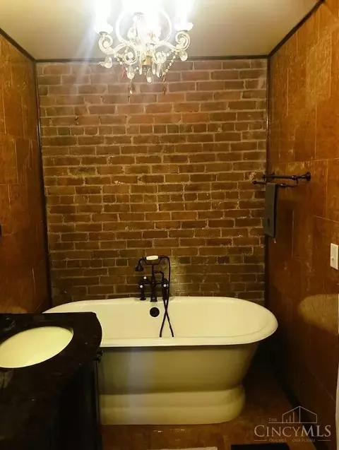 Bath - 255 Warner St, Cincinnati, OH 45219 photo 7 of 9