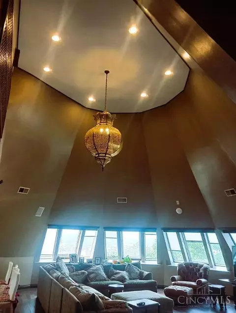 Living - 255 Warner St, Cincinnati, OH 45219 photo 9 of 10