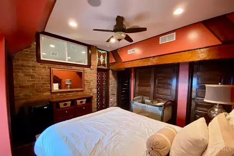 Bedroom - 255 Warner St, Cincinnati, OH 45219 photo 4 of 10