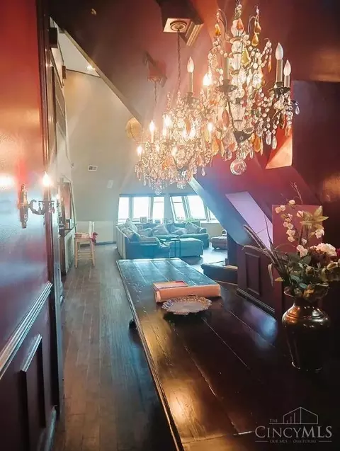 Entry Way - 255 Warner St, Cincinnati, OH 45219 photo 6 of 10