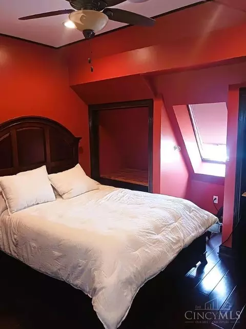 Bedroom - 255 Warner St, Cincinnati, OH 45219 photo 6 of 10
