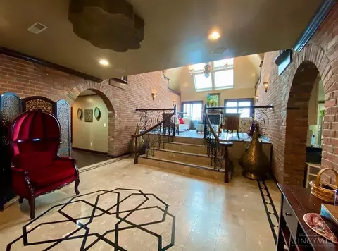 Entry Way - 255 Warner St, Cincinnati, OH 45219 photo 5 of 10