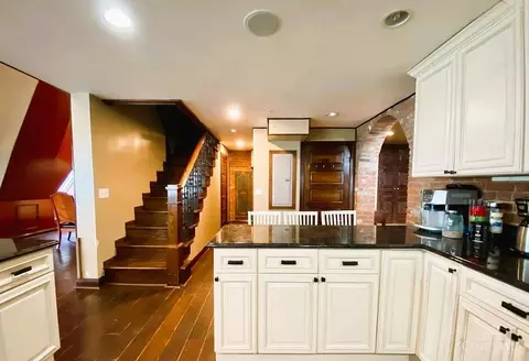 Entry Way - 255 Warner St, Cincinnati, OH 45219 photo 8 of 10