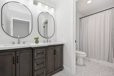 Bath - 4718 Ward St, Cincinnati, OH 45227 photo 7 of 12