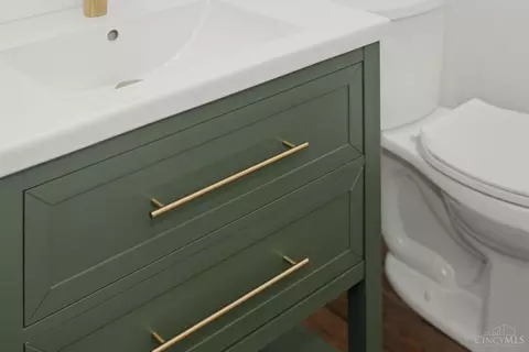 Bath - 4718 Ward St, Cincinnati, OH 45227 photo 3 of 12
