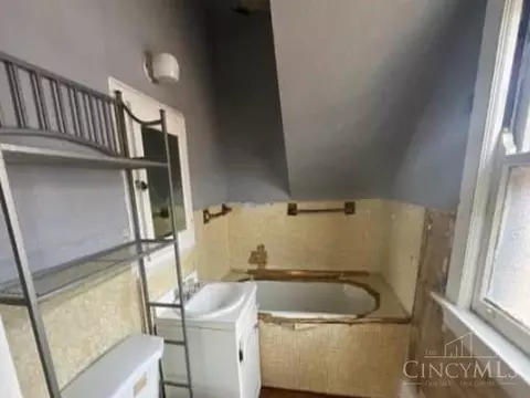 Bath - 81 Galbraith Rd, Cincinnati, OH 45216 photo 1 of 2
