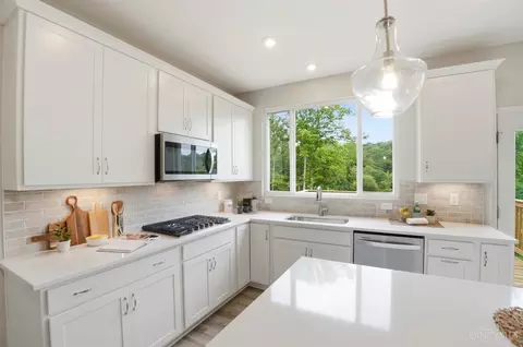 Kitchen - 974 Crestpoint Ct, Cincinnati, OH 45245 photo 4 of 7